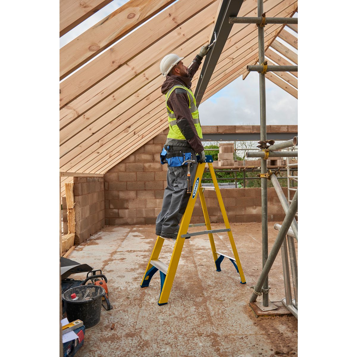 Werner Trade Fibreglass Swingback Step Ladders - Image 22