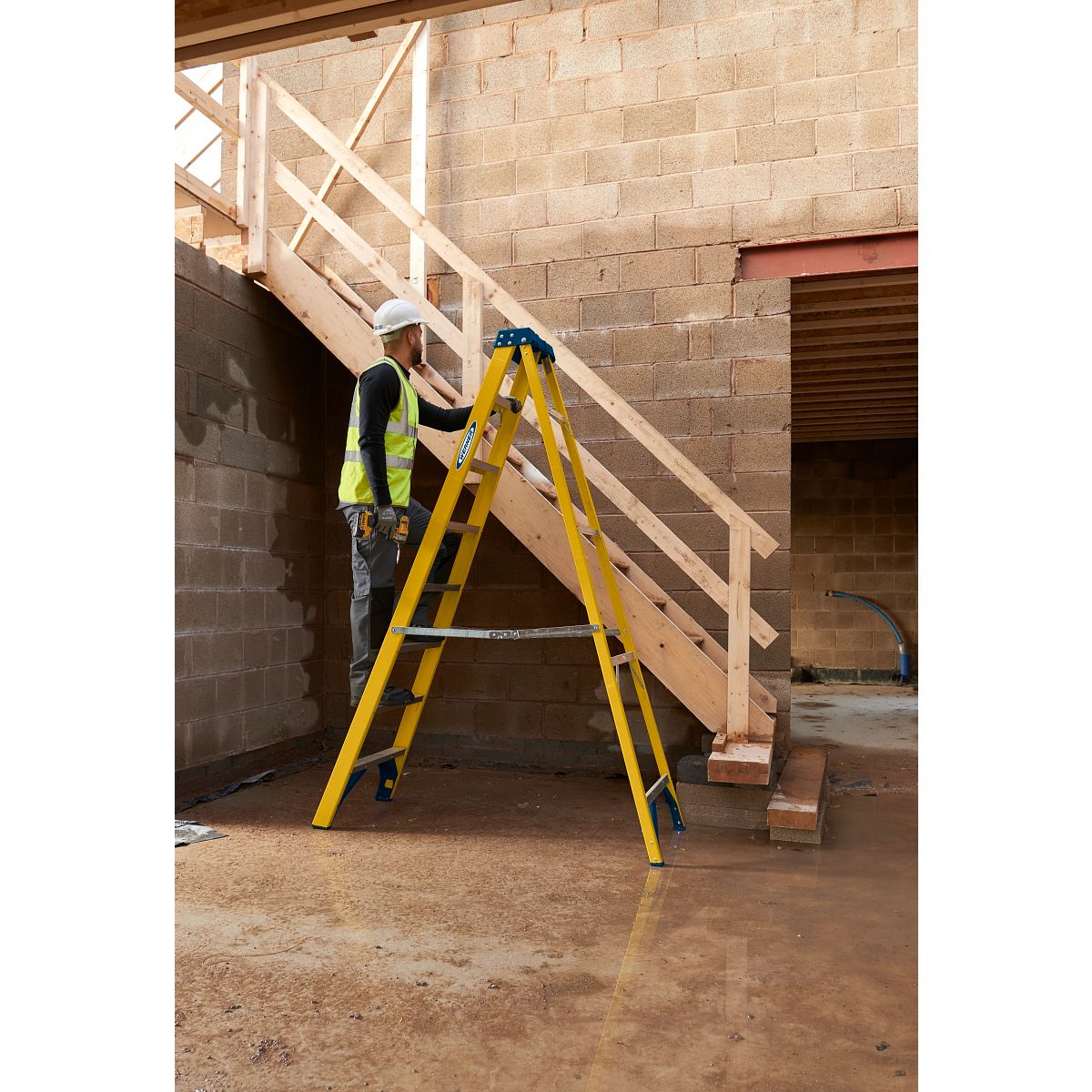 Werner Trade Fibreglass Swingback Step Ladders - Image 13