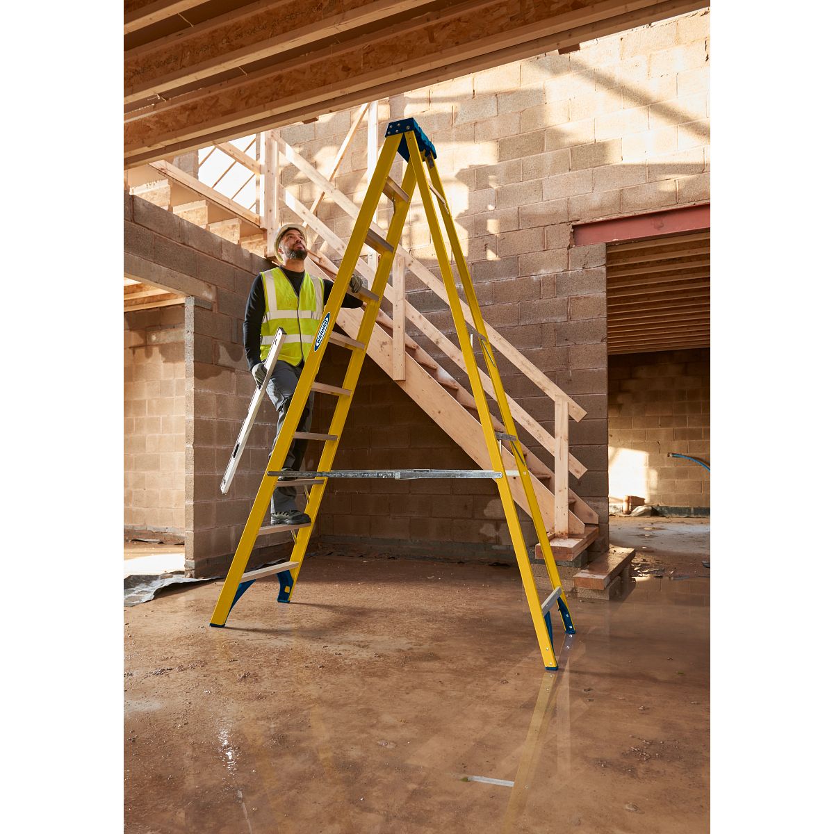 Werner Trade Fibreglass Swingback Step Ladders - Image 9