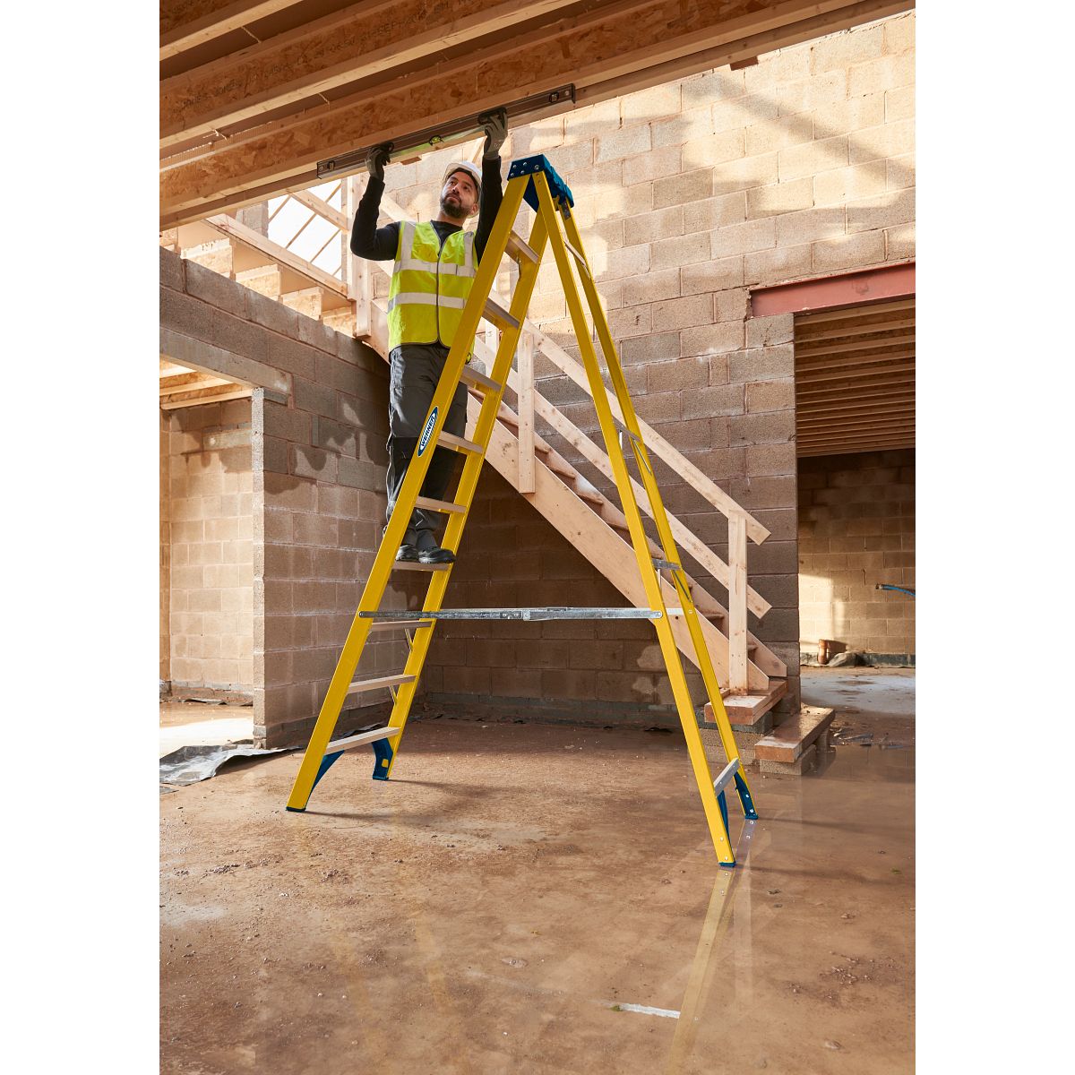 Werner Trade Fibreglass Swingback Step Ladders - Image 8