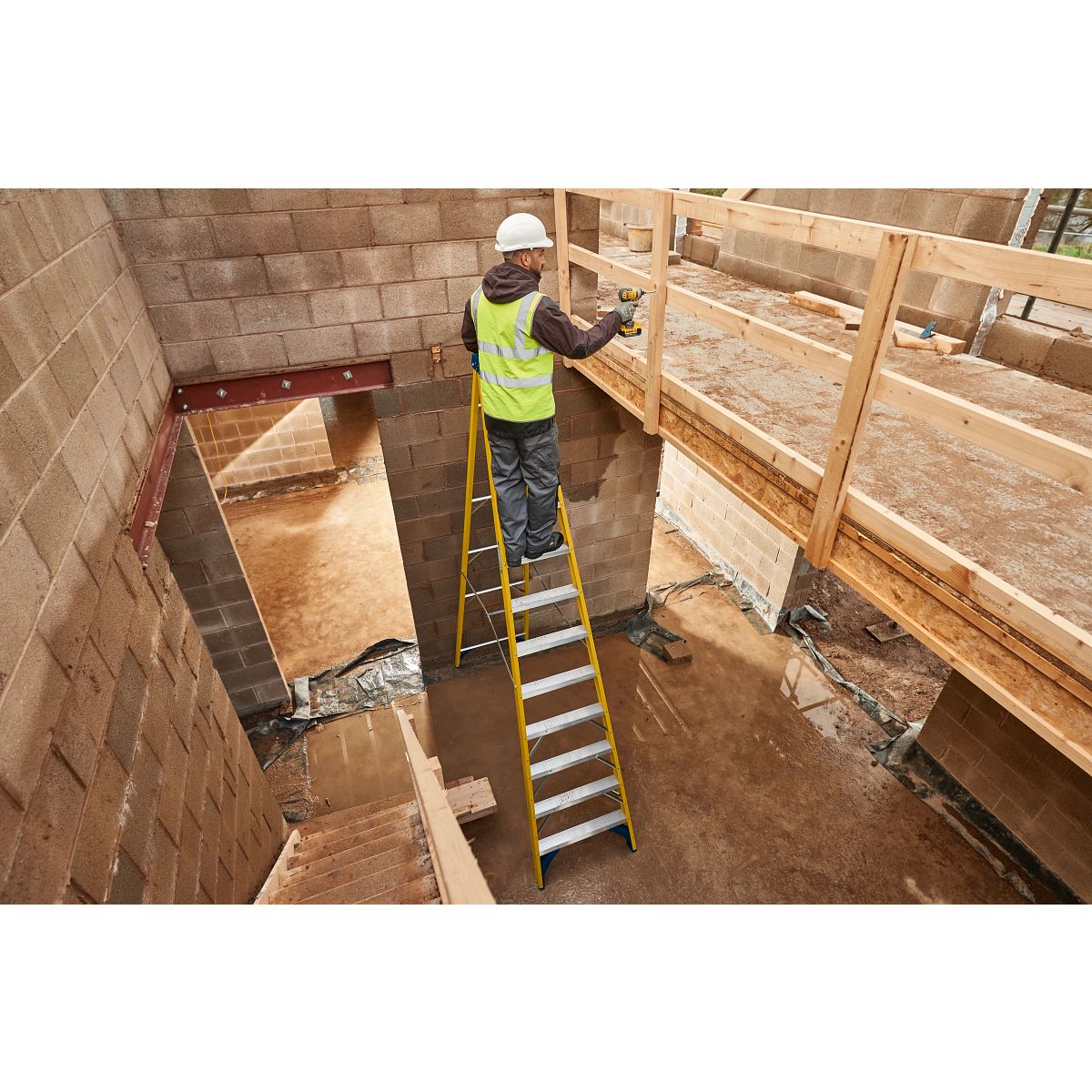 Werner Trade Fibreglass Swingback Step Ladders - Image 4