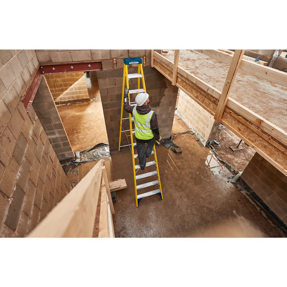 Werner Trade Fibreglass Swingback Step Ladders - Image 3