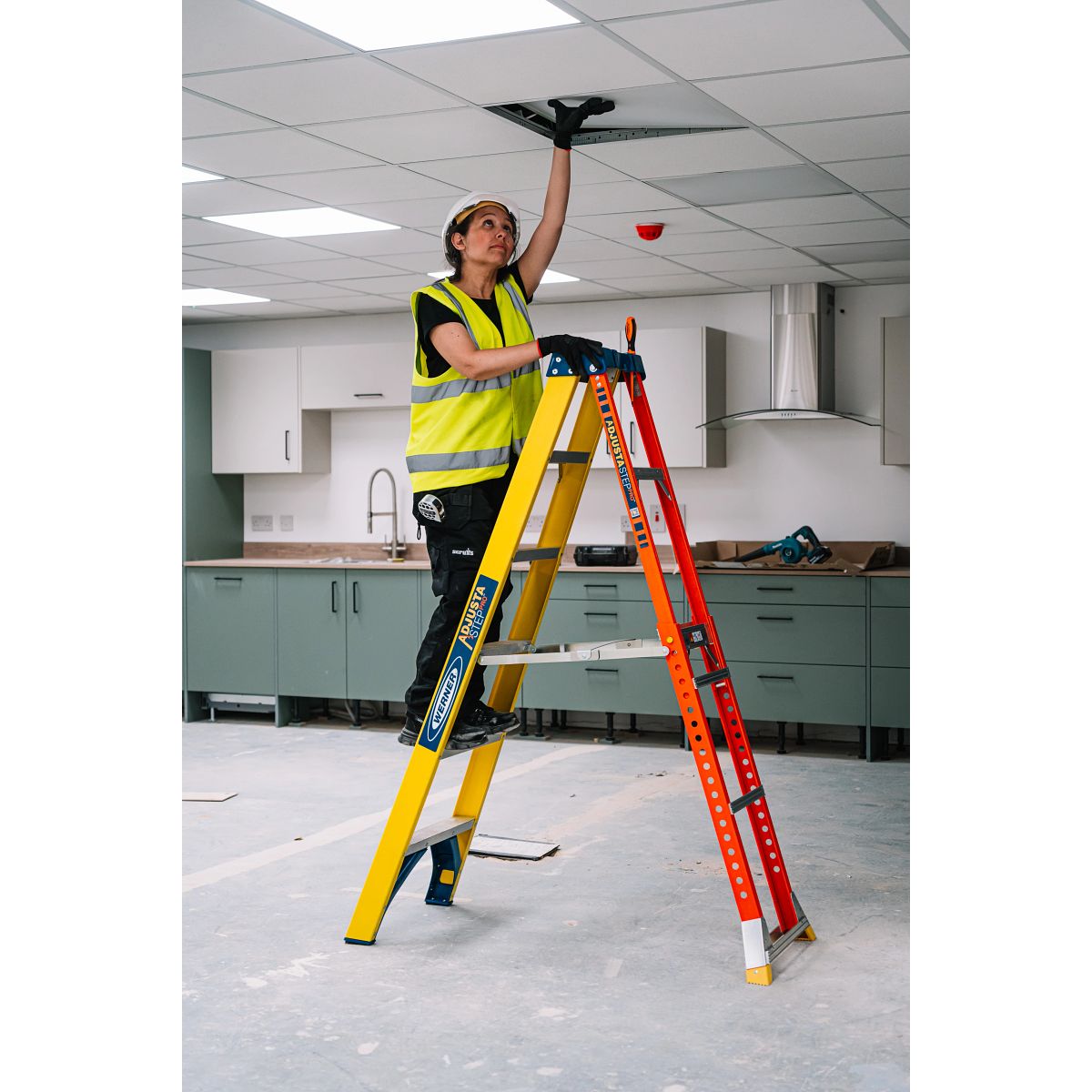 Werner Adjustastep Pro Fibreglass Step Ladder - Image 2
