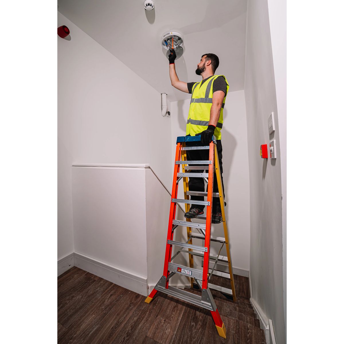 Werner Adjustastep Pro Fibreglass Step Ladder - Image 23