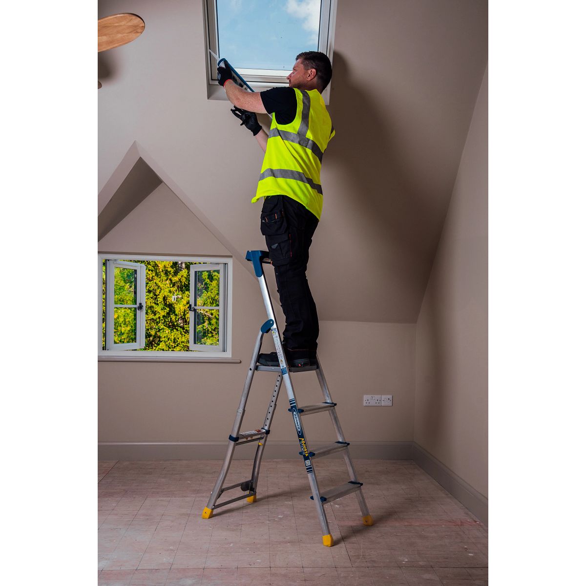Werner Adjustastep Pro Aluminium Step Ladder - Image 3